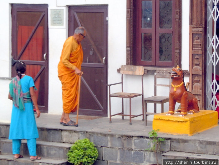 У входа в монашескую келью Киртипур, Непал