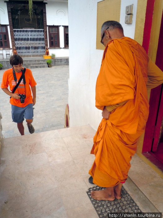 Монахи ходят в оранжевом?