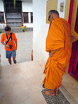 Монахи ходят в оранжевом?
