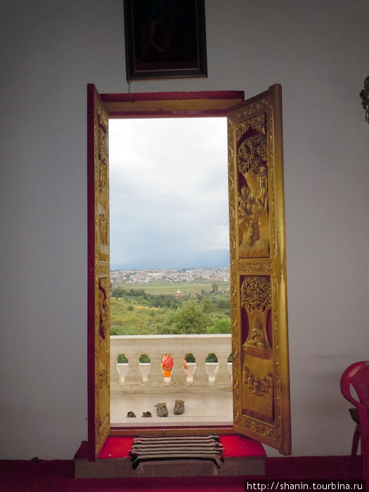 Вид из храма через открытую дверь Киртипур, Непал
