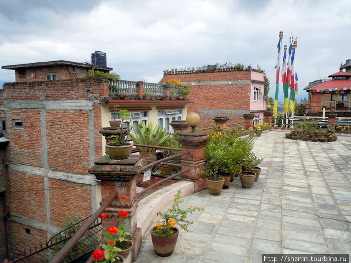 На краю смотровой площадки Киртипур, Непал