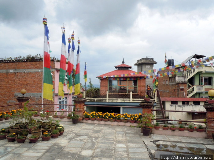На площадке перед храмом Киртипур, Непал