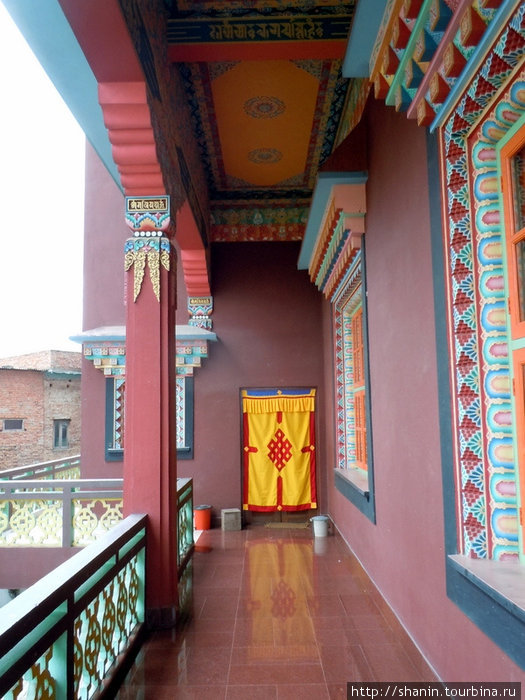 Веранда у стены храма Киртипур, Непал