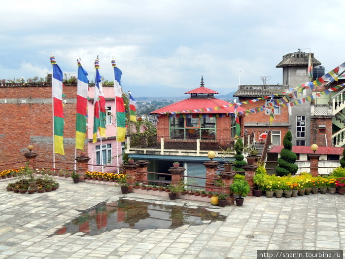 Во дворе тибетского монастыря Киртипур, Непал