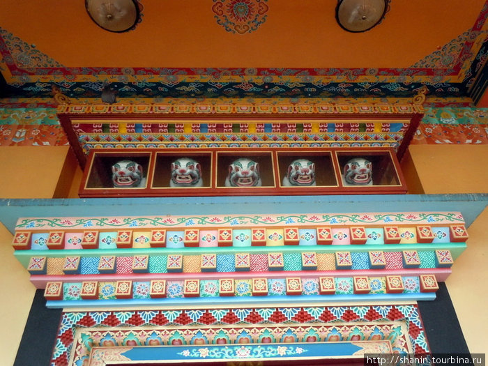 Над входом в храм Киртипур, Непал