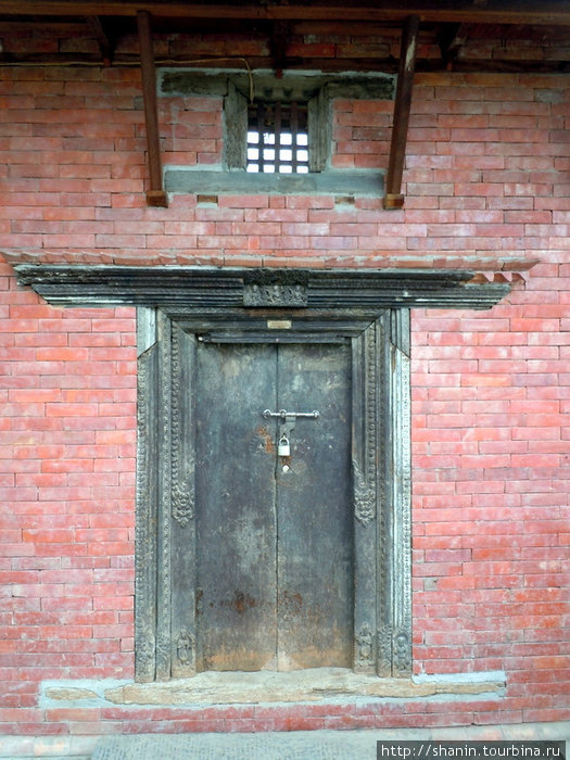 Дверь в кирпичной стене Киртипур, Непал