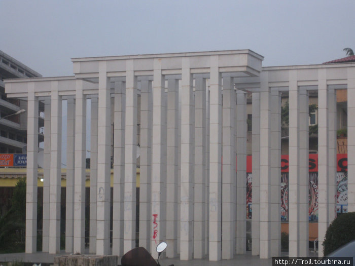 Торжественная колоннада непонятного назначения, уже расписанная благодарными албанцами Шкодер, Албания