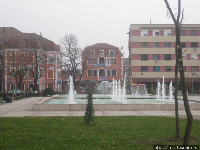 Архитектурная солянка по бокам площади Шкодер, Албания