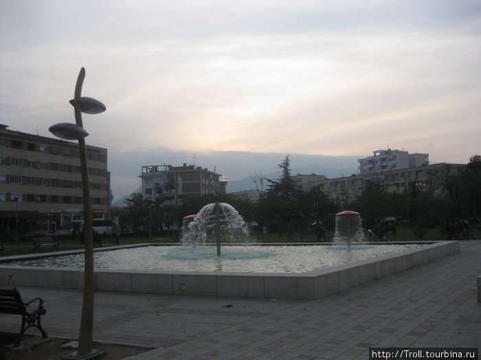 Зонтичный фонтан и горы... Шкодер, Албания