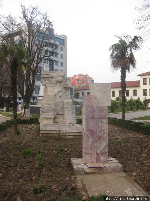 Монумент жертвам тоталитаризма, дань политическим пристрастиям градоначальника Шкодер, Албания