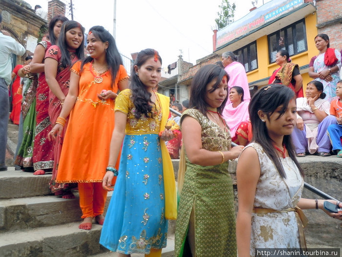 Девушки выходят из храма Ума-Махешвар в Киртипуре Киртипур, Непал