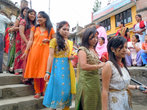 Девушки выходят из храма Ума-Махешвар в Киртипуре