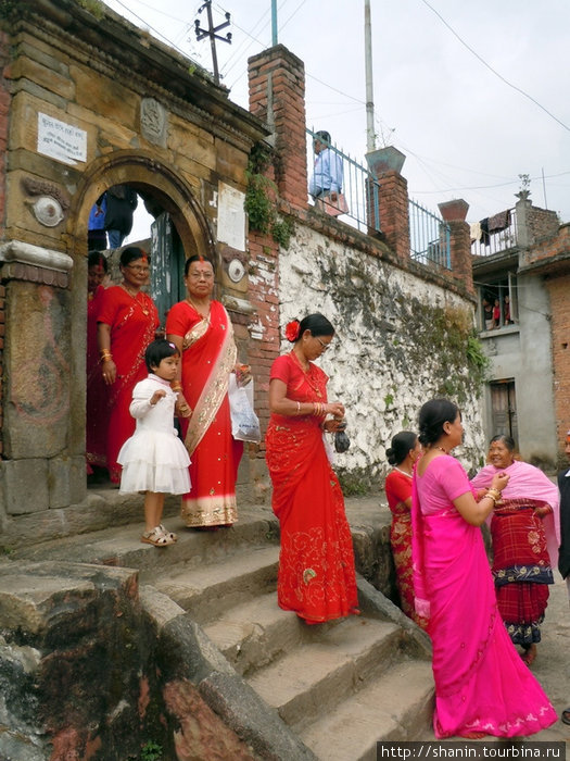 У входа в храм Ума-Махешвар в Киртипуре Киртипур, Непал