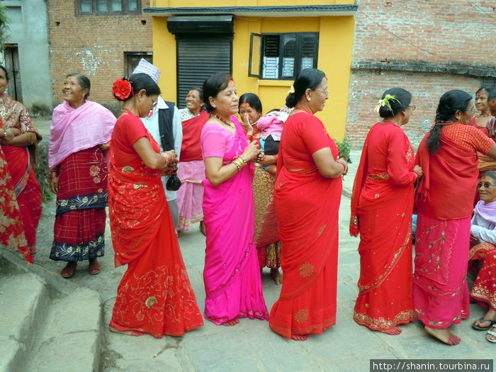 Девушки и женщины — все в красном Киртипур, Непал