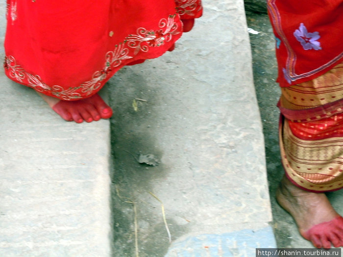 Обратите внимание на ступни — красные Киртипур, Непал