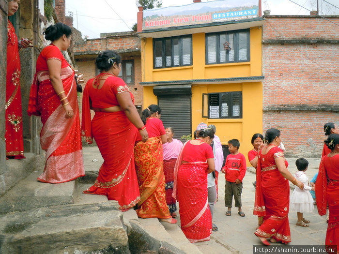 Все в красном Киртипур, Непал