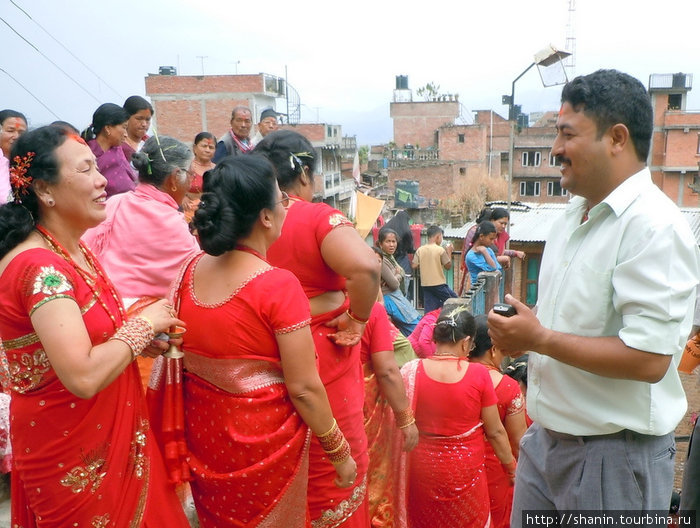 Женщины выходят из храма, чтобы всем нести благословление Киртипур, Непал