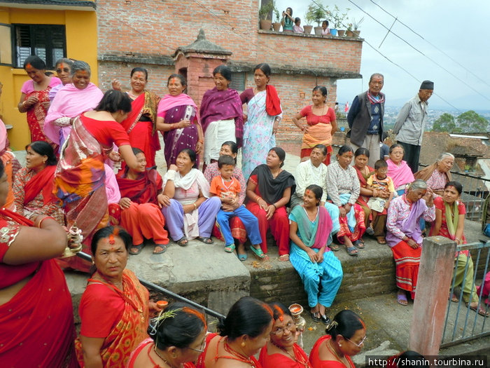Зрители у входа в храм в Киртипуре Киртипур, Непал