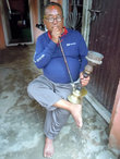 Житель Киртипура наблюдает за праздником дасаин, неспешно портягивая кальян