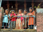 Зрители в храме Ума-Махешвар в Киртипуре