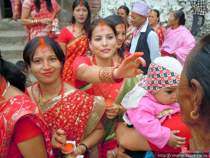 В дни праздника дасаин, посвященного богине Дурге, на территории храма Ума-Махешвар  устраивается торжественное шествие Киртипур, Непал