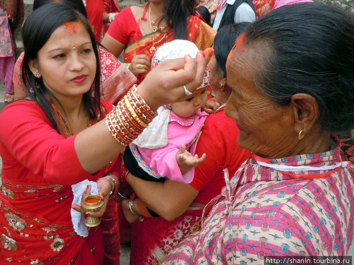 Женщины в красном приносят благословление Киртипур, Непал