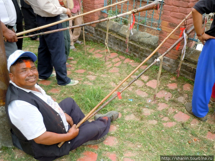 Музыкант с очень длинными трубами Киртипур, Непал