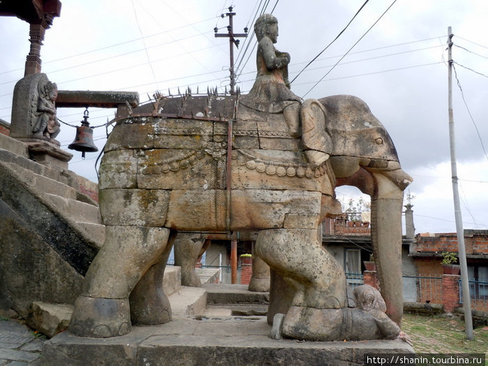 Rfvtyysq ckjy Каменный слон у входа в храм Парвати в Киртипуре Киртипур, Непал