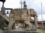 Rfvtyysq ckjy Каменный слон у входа в храм Парвати в Киртипуре