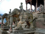 Слоны у входа в храм