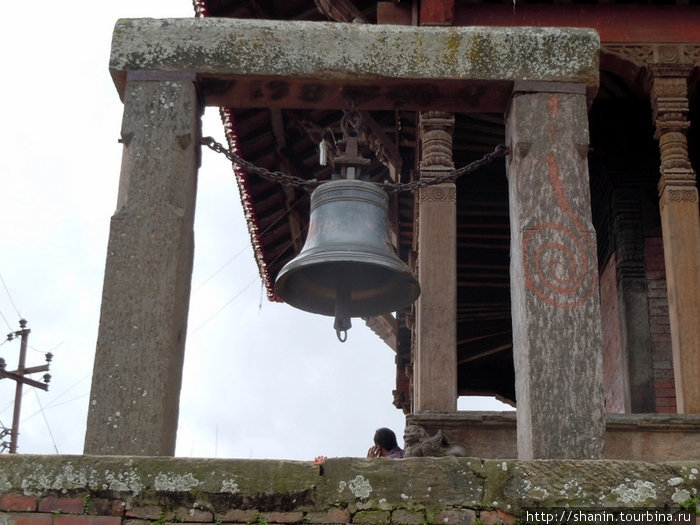 Колокол у храма Парвати Киртипур, Непал