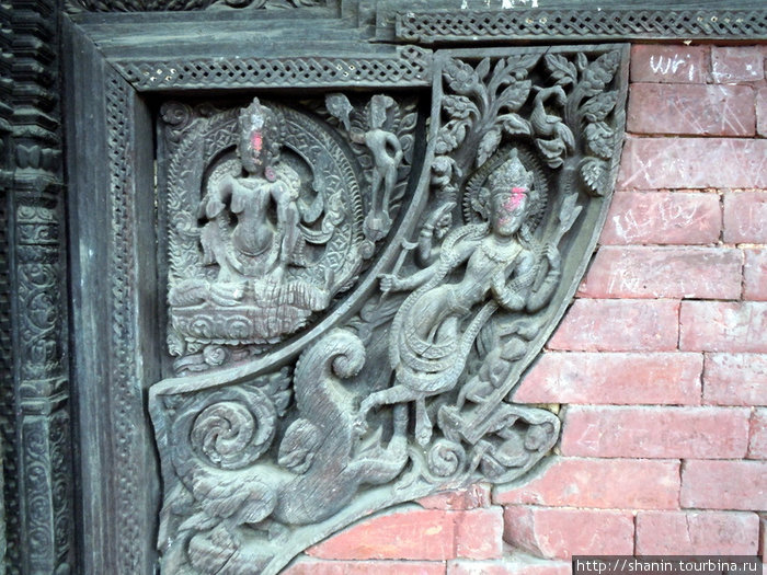 Деревянные украшения кирпичного храма Ума-Махешвар в Киртипуре Киртипур, Непал