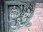 Деревянные украшения кирпичного храма Ума-Махешвар в Киртипуре