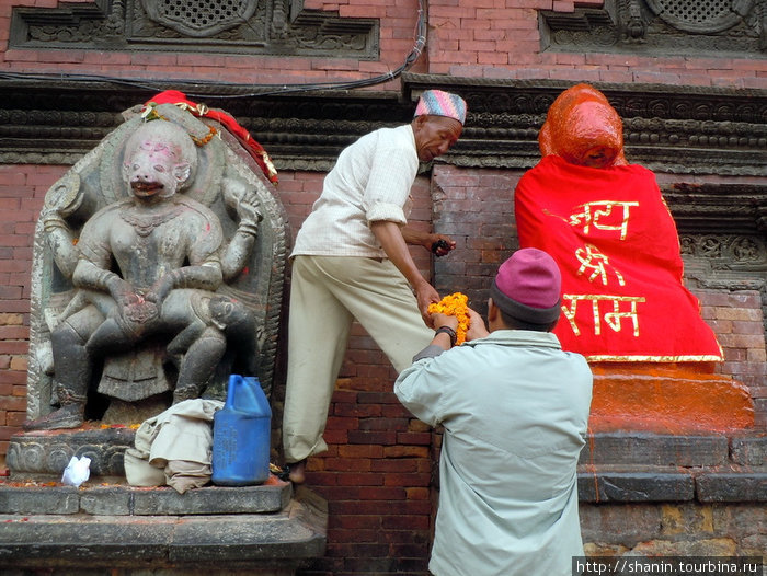 У статуи матери-богини на площади Дурбар в Патане Патан (Лалитпур), Непал