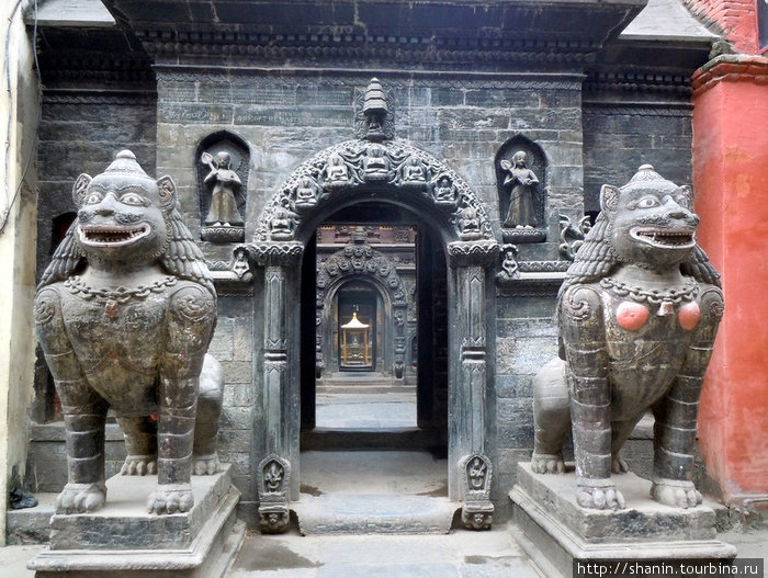 Вход в Золотой храм Патан (Лалитпур), Непал