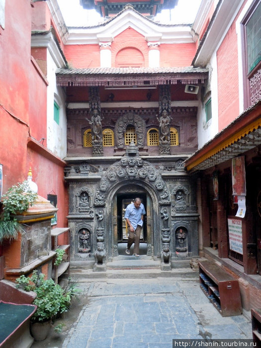Вход во внутренний двор храма Патан (Лалитпур), Непал