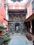 Вход во внутренний двор храма