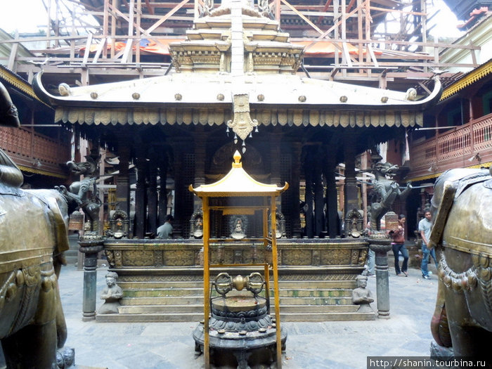 Во внутреннем дворе Золотого храма Патан (Лалитпур), Непал