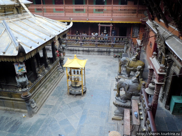 Вид со второго этажа на внутренний двор Золотого храма Патан (Лалитпур), Непал