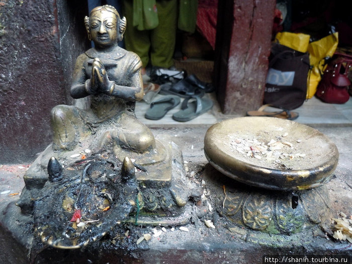Жертвенник в Золотом храме в Патане Патан (Лалитпур), Непал