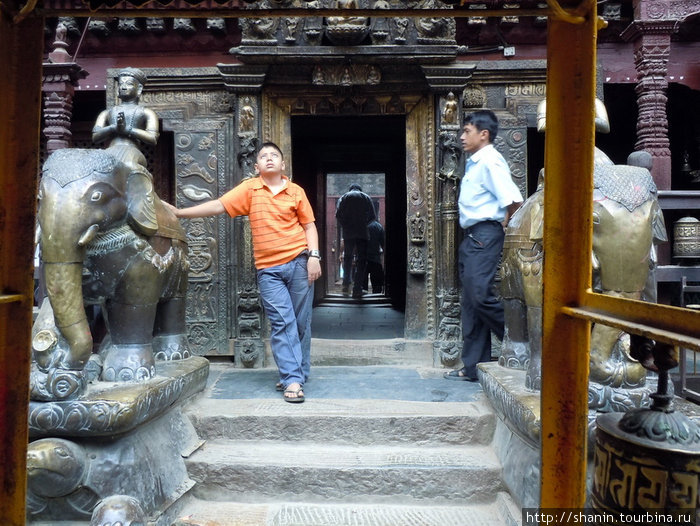 Паломники у входа в Золотой храм в Патане Патан (Лалитпур), Непал