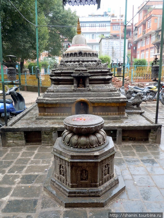 Ступа в дальнем дворе Золотого храма Патан (Лалитпур), Непал