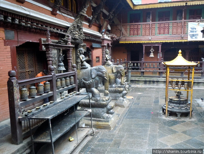 Во внутреннем дворе Золотого храма Патан (Лалитпур), Непал
