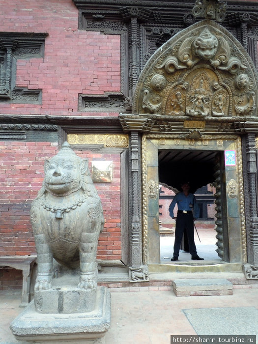 Вход в Патанский музей Патан (Лалитпур), Непал