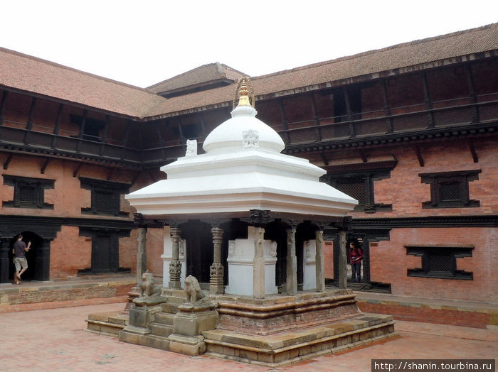 Во внутреннем дворе Патанского музея Патан (Лалитпур), Непал
