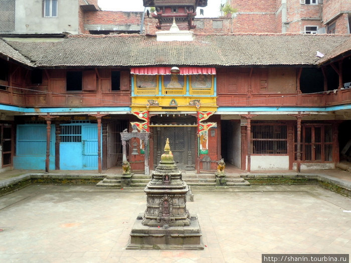 Ступа во внутреннем дворе обычного дома Патан (Лалитпур), Непал