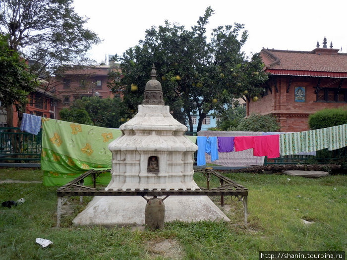 Во внутреннем дворе стоит ступа и сушится белье — все рядом Патан (Лалитпур), Непал