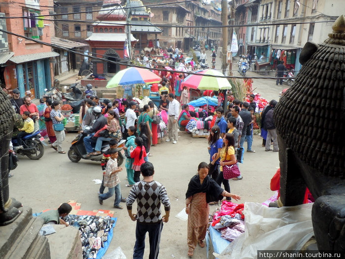 Вид из храма на улицу Патан (Лалитпур), Непал
