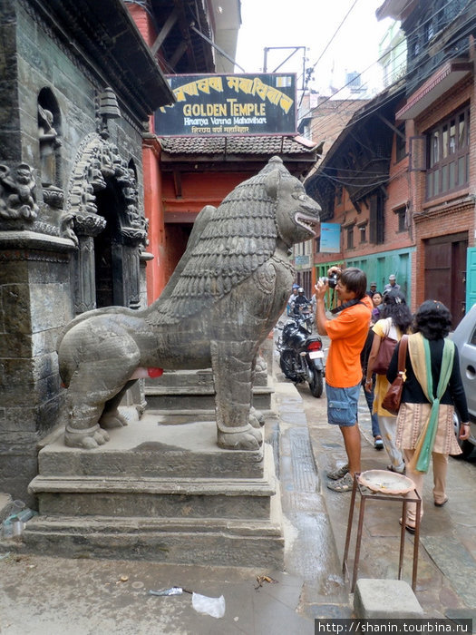 У входа в Золотой храм в Патане Патан (Лалитпур), Непал