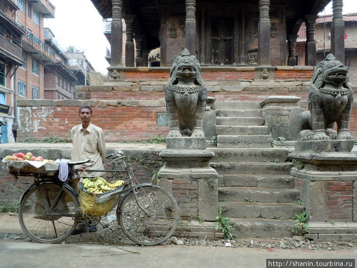 Торговец у входа в храм Патан (Лалитпур), Непал